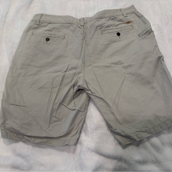 Dockers Light Khaki Flat Front Shorts 38”
Inseam 10.5” Nice Condition - Picture 2 of 4